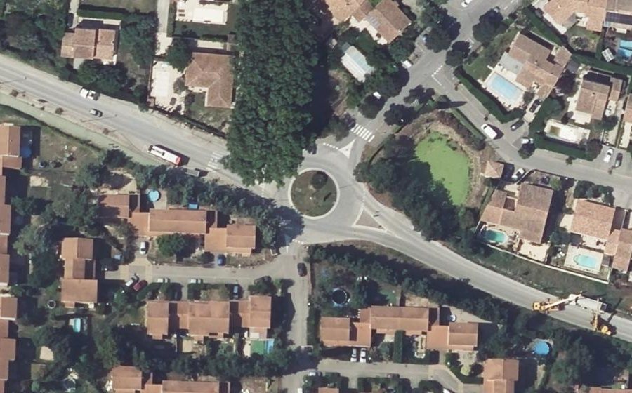Vue aérienne du Rond-point anonyme n°24444919