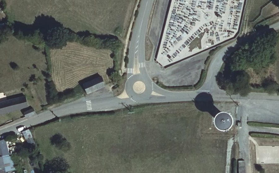 Vue aérienne du Rond-point anonyme n°244456063
