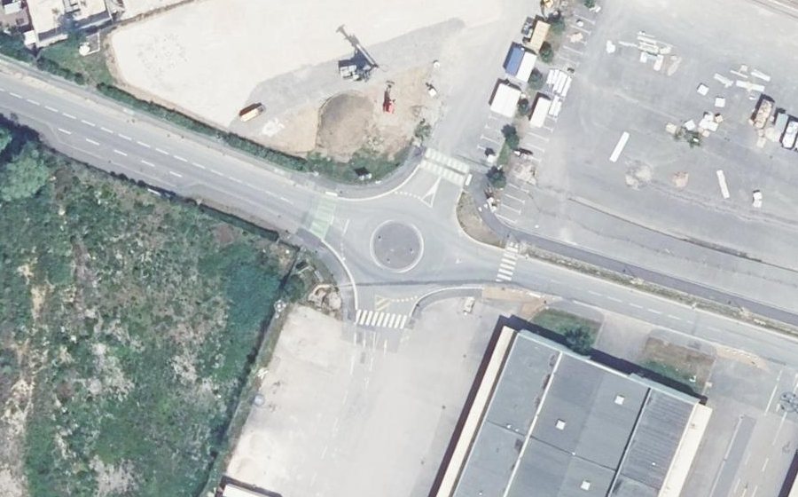 Vue aérienne du Rond-point anonyme n°244486798
