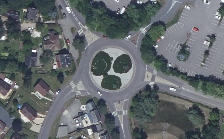 Vue aérienne du Rond-point anonyme n°24451258