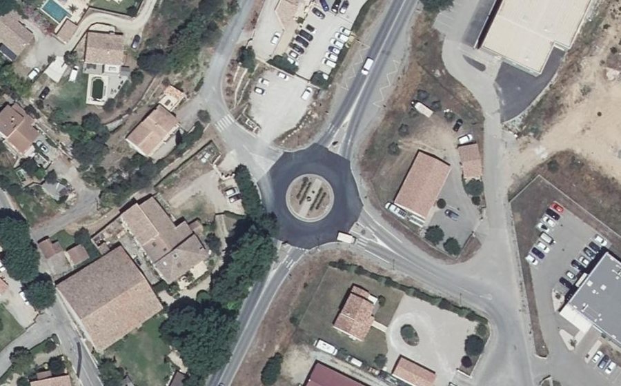 Vue aérienne du Rond-point anonyme n°24451873