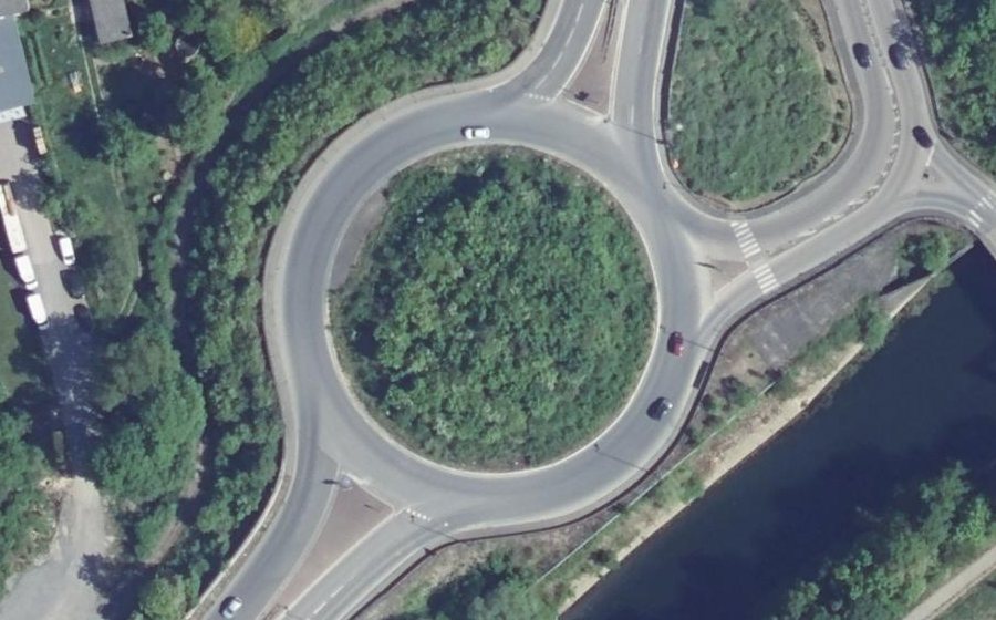 Vue aérienne du Rond-point anonyme n°24452138