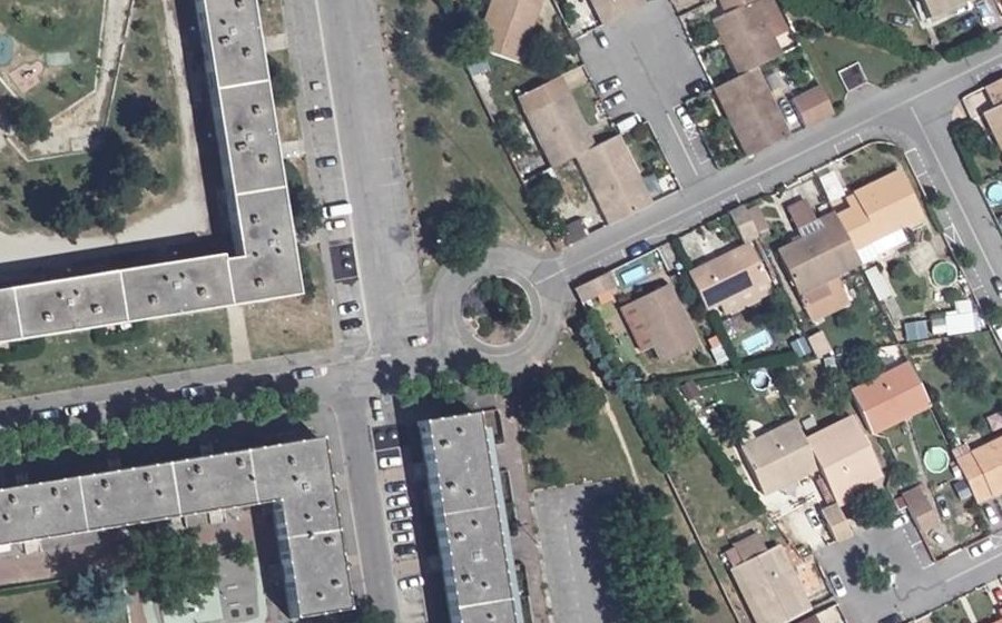 Vue aérienne du Rond-point anonyme n°244524294