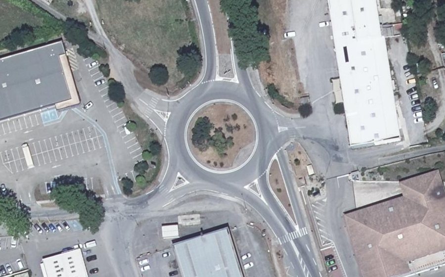 Vue aérienne du Rond-point anonyme n°24452541