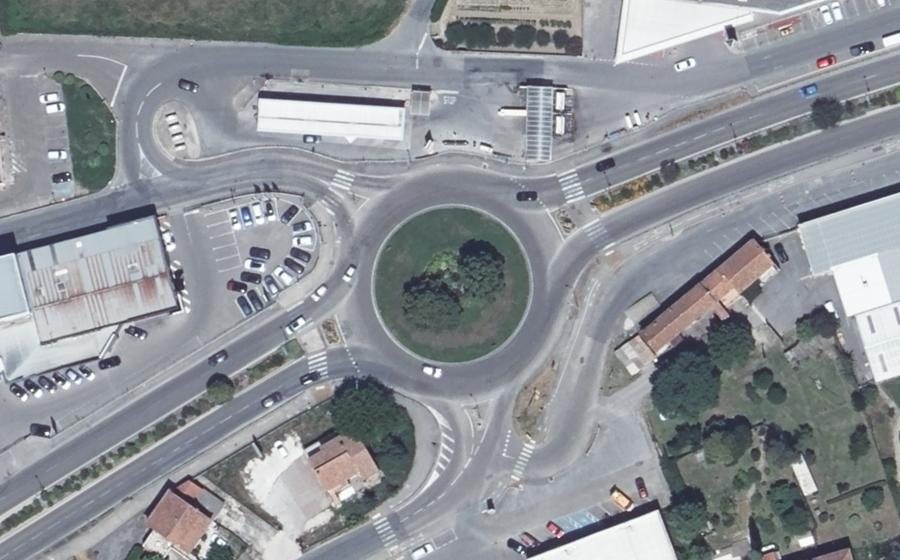 Vue aérienne du Rond-point anonyme n°24452641