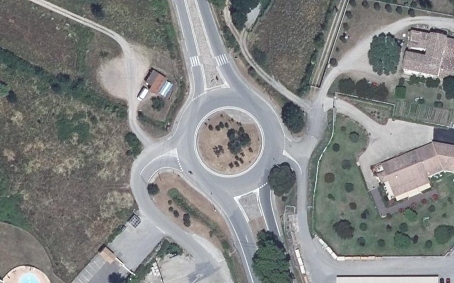 Vue aérienne du Rond-point anonyme n°24452709