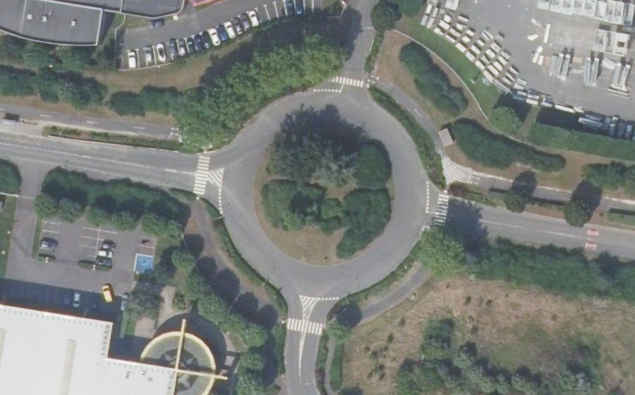 Vue aérienne du Rond-point anonyme n°24452941