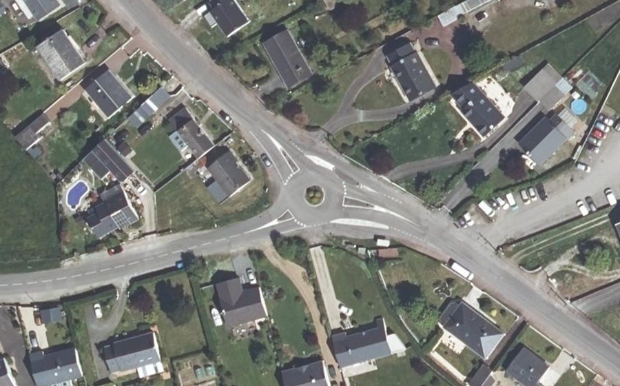 Vue aérienne du Rond-point anonyme n°244530309