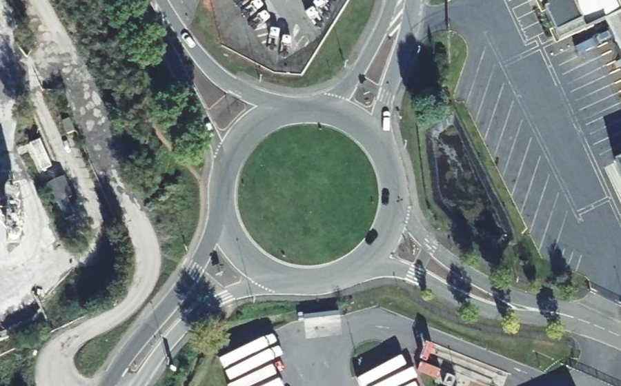 Vue aérienne du Rond-point anonyme n°24453805
