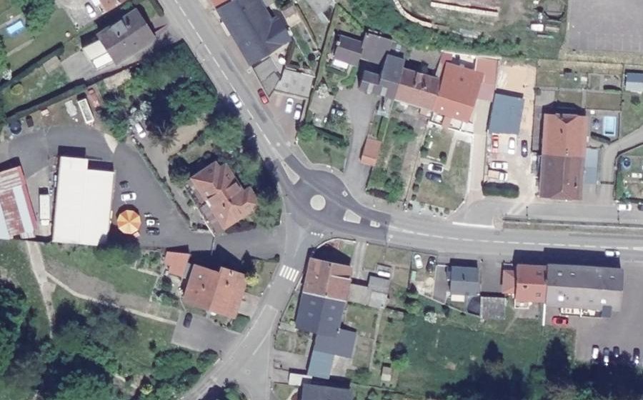 Vue aérienne du Rond-point anonyme n°24454517