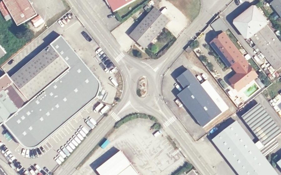 Vue aérienne du Rond-point anonyme n°24455699
