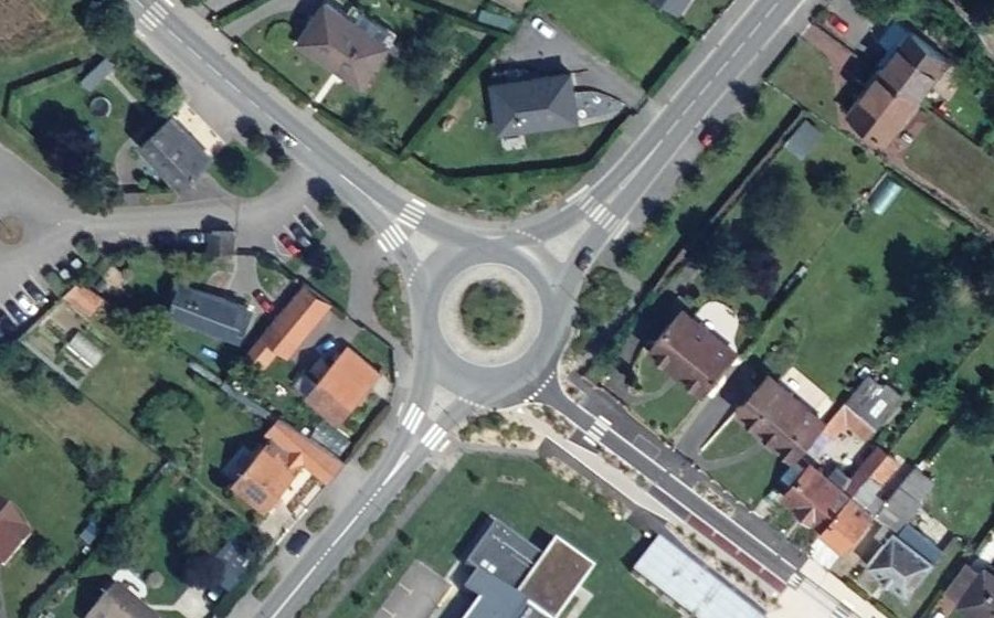 Vue aérienne du Rond-point anonyme n°244560285