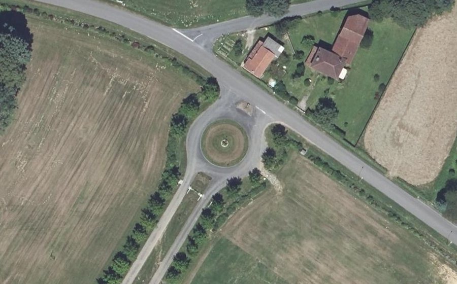 Vue aérienne du Rond-point anonyme n°244575631