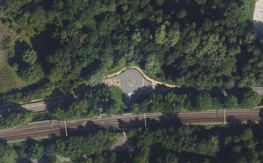 Vue aérienne du Rond-point anonyme n°244578081