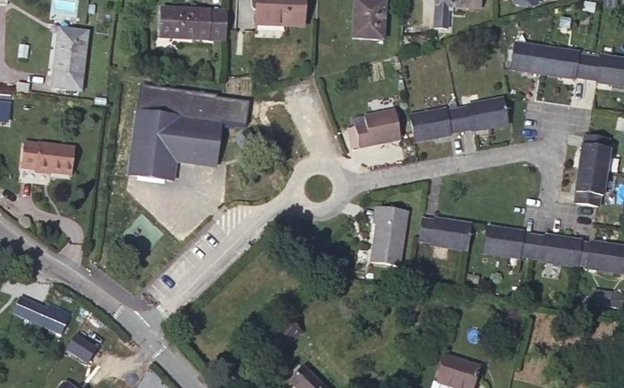 Vue aérienne du Rond-point anonyme n°244610188
