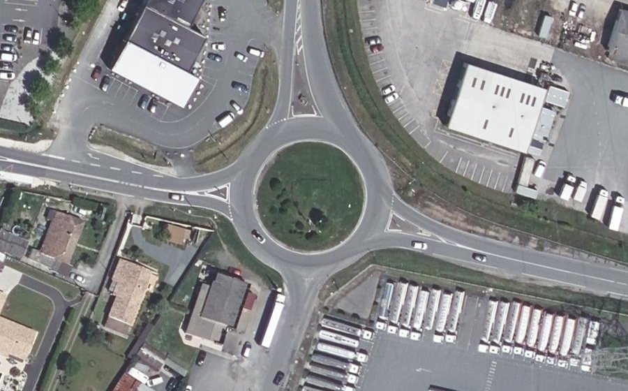 Vue aérienne du Rond-point anonyme n°24464470