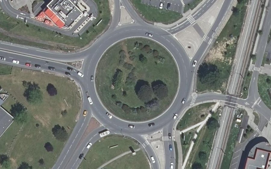 Vue aérienne du Rond-point anonyme n°24464558