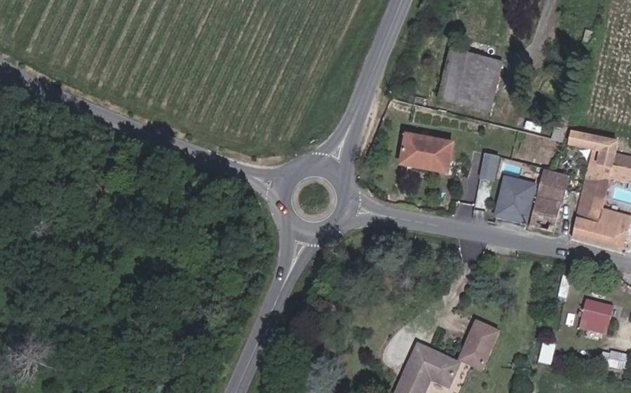 Vue aérienne du Rond-point anonyme n°24464873