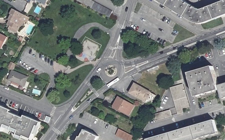 Vue aérienne du Rond-point anonyme n°24469508