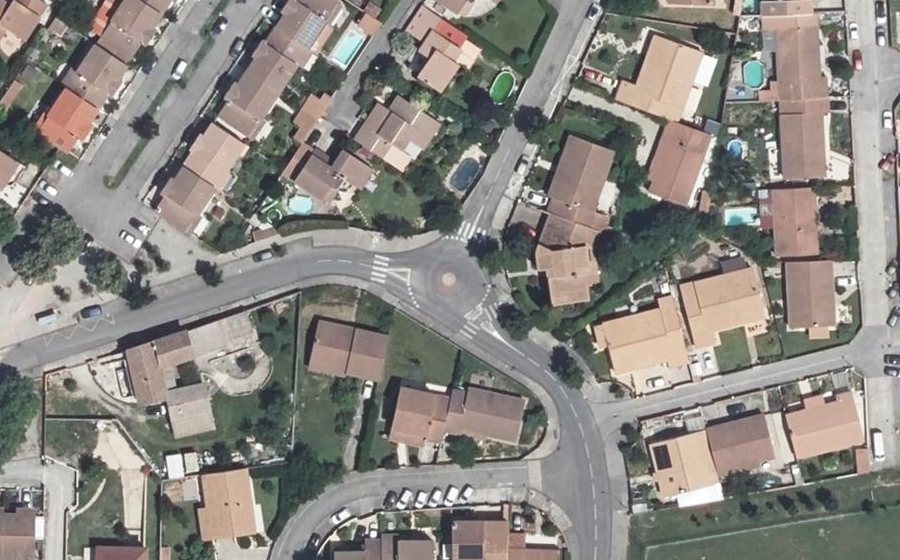 Vue aérienne du Rond-point anonyme n°24469534
