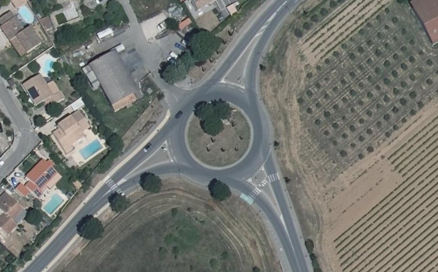 Vue aérienne du Rond-point anonyme n°24470517