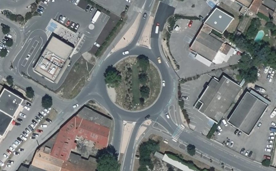 Vue aérienne du Rond-point anonyme n°24470537