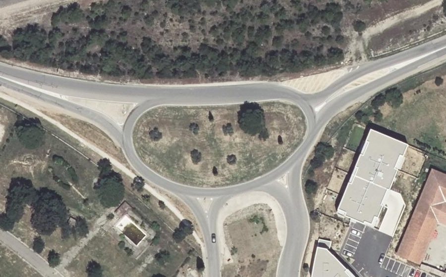 Vue aérienne du Rond-point anonyme n°24470776