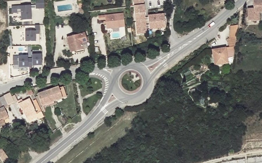 Vue aérienne du Rond-point anonyme n°24471094