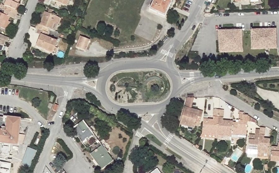Vue aérienne du Rond-point anonyme n°24471122