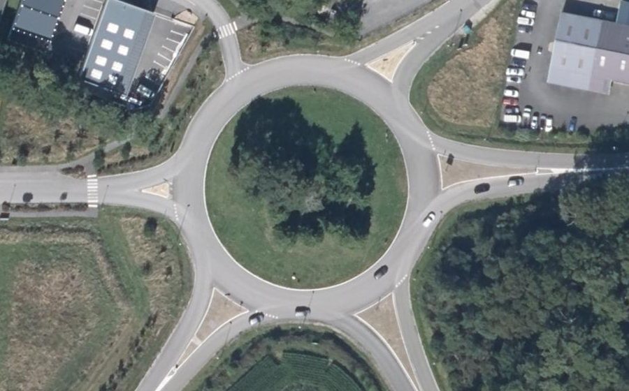 Vue aérienne du Rond-point anonyme n°24478594
