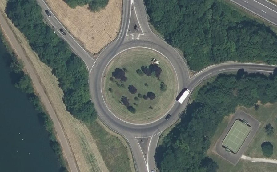 Vue aérienne du Rond-point anonyme n°24478672