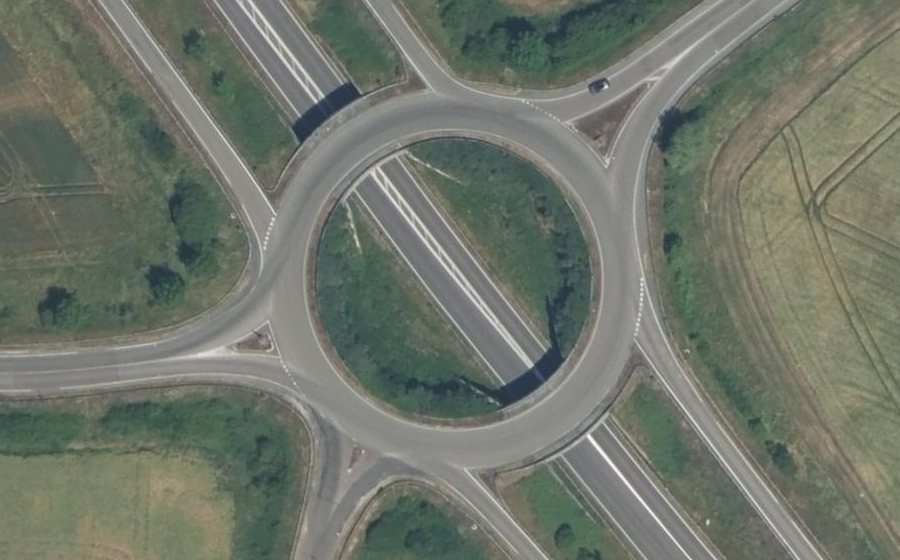 Vue aérienne du Rond-point anonyme n°24478939