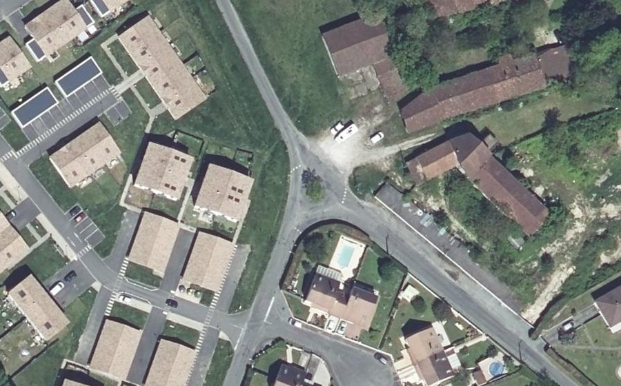 Vue aérienne du Rond-point anonyme n°244796758