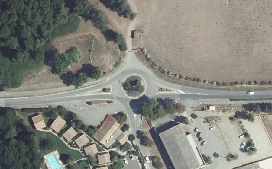 Vue aérienne du Rond-point anonyme n°24480480