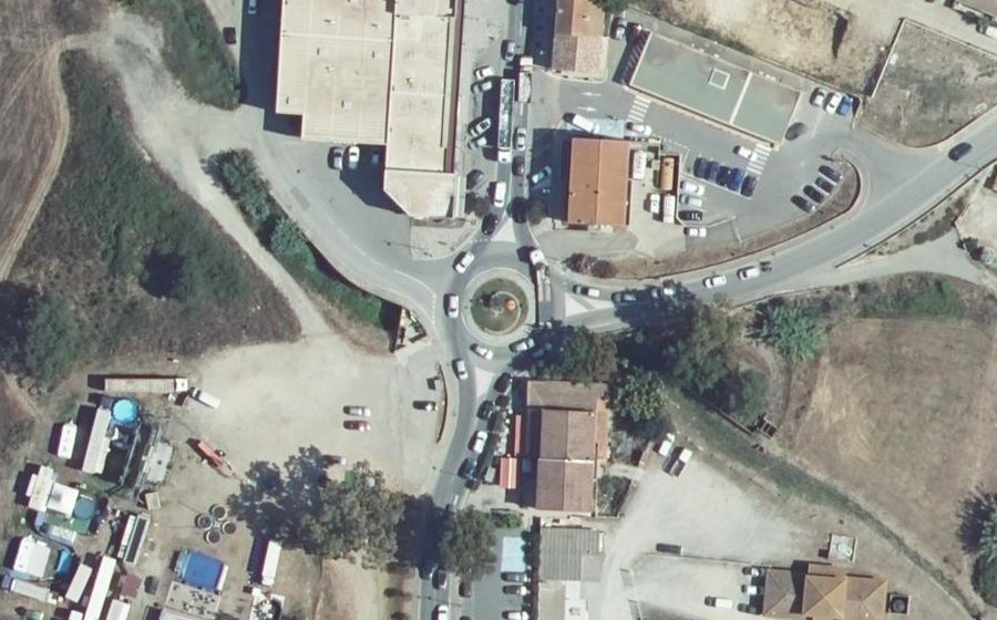 Vue aérienne du Rond-point anonyme n°24480508