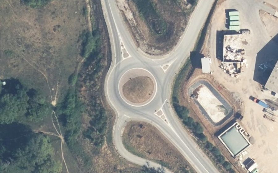 Vue aérienne du Rond-point anonyme n°244829715