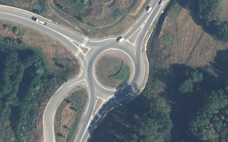 Vue aérienne du Rond-point anonyme n°244829716