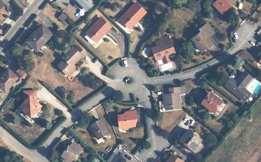 Vue aérienne du Rond-point anonyme n°244830164