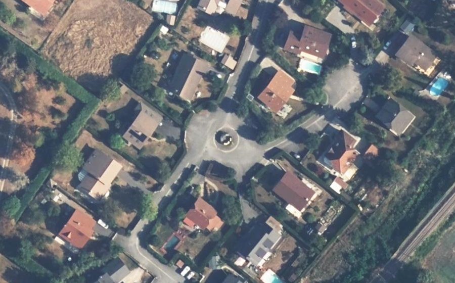 Vue aérienne du Rond-point anonyme n°244830165