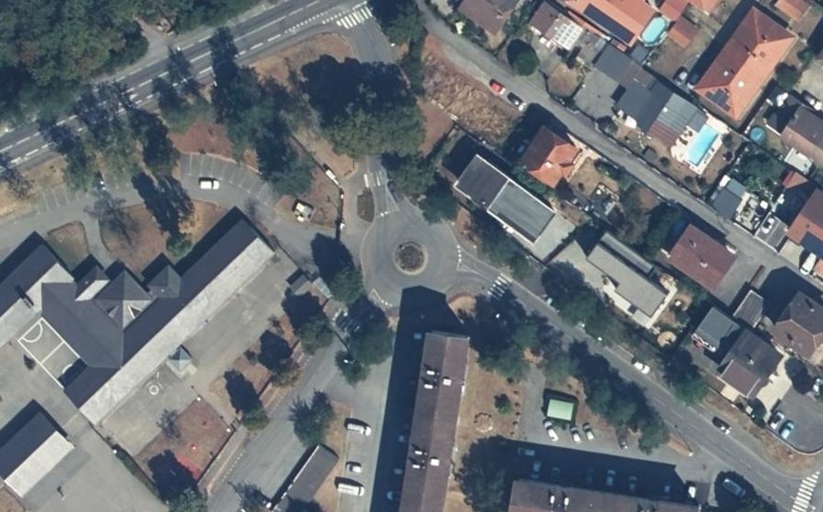 Vue aérienne du Rond-point anonyme n°244832269