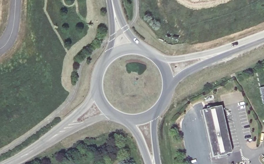 Vue aérienne du Rond-point anonyme n°24484388
