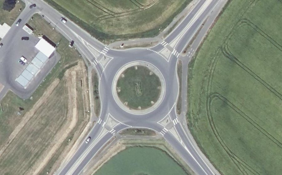 Vue aérienne du Rond-point anonyme n°24484391