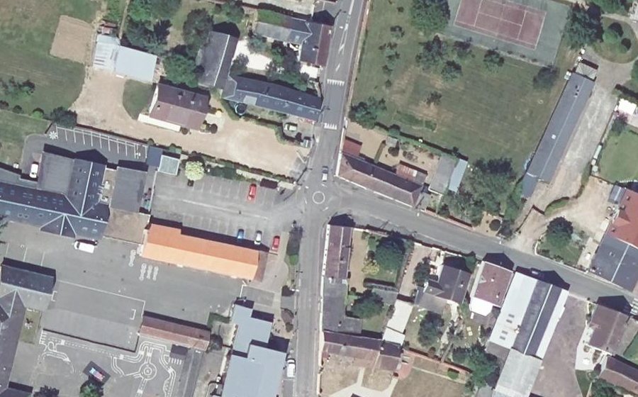 Vue aérienne du Rond-point anonyme n°24484395