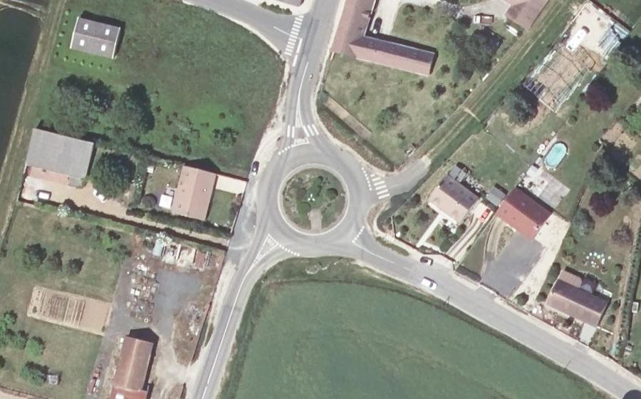Vue aérienne du Rond-point anonyme n°24484826