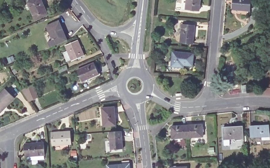 Vue aérienne du Rond-point anonyme n°24484828