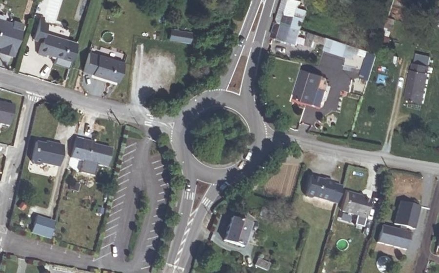 Vue aérienne du Rond-point anonyme n°24486635