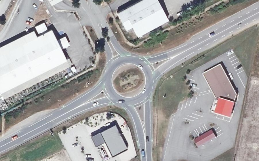 Vue aérienne du Rond-point anonyme n°244867353