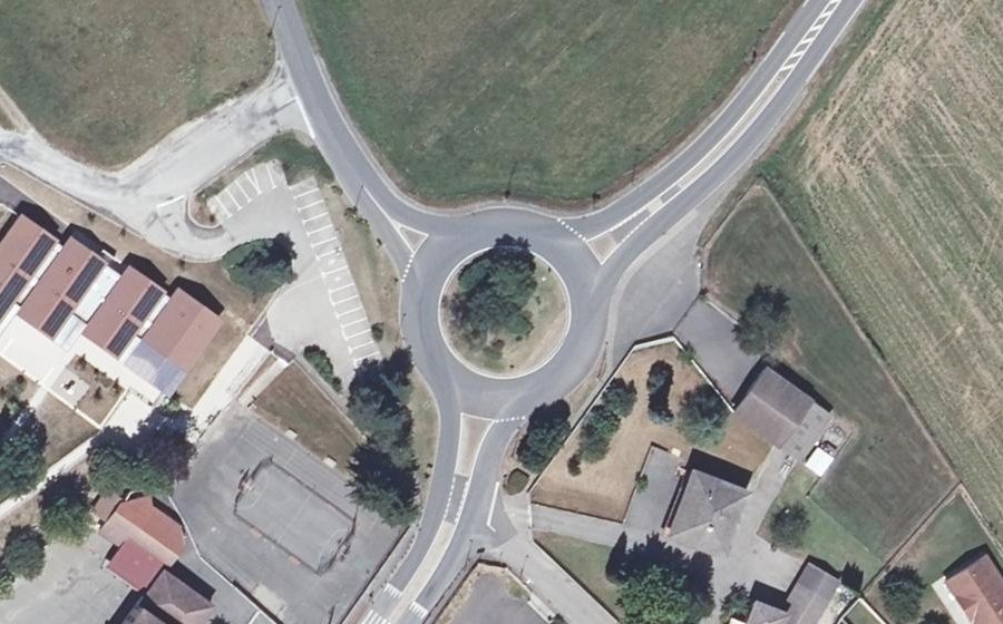 Vue aérienne du Rond-point anonyme n°244867362