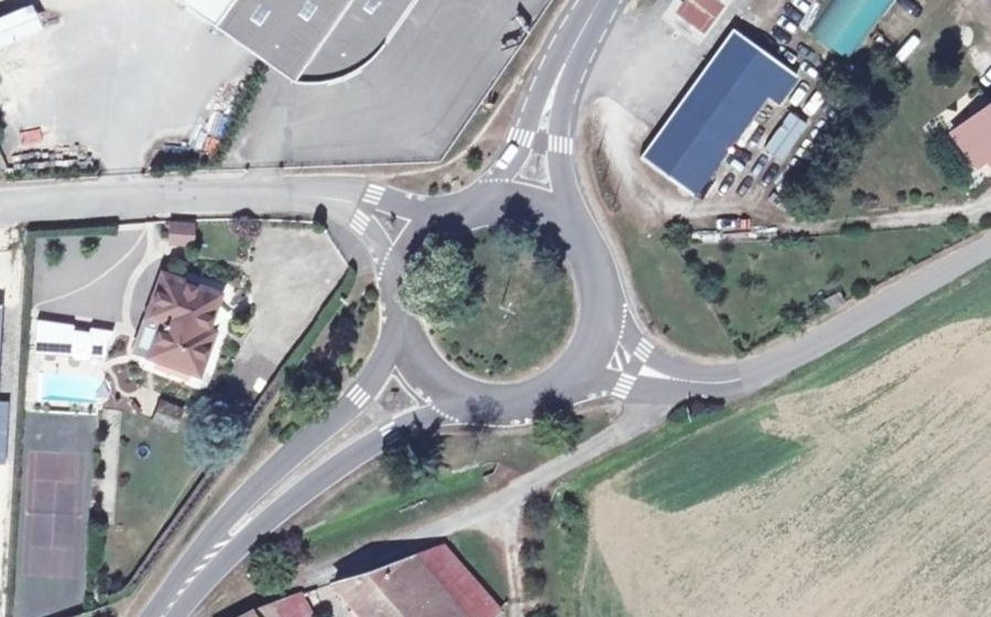 Vue aérienne du Rond-point anonyme n°244867366