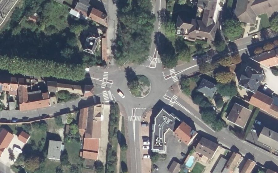 Vue aérienne du Rond-point anonyme n°244882919